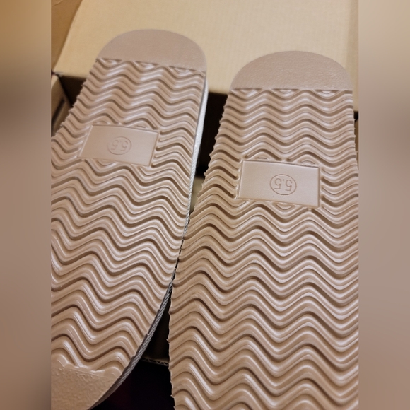 NIB GOLD POM POM FLUFFY FURRY LINED NON SLIP SOLE SIZE 5.5 - Picture 10 of 15